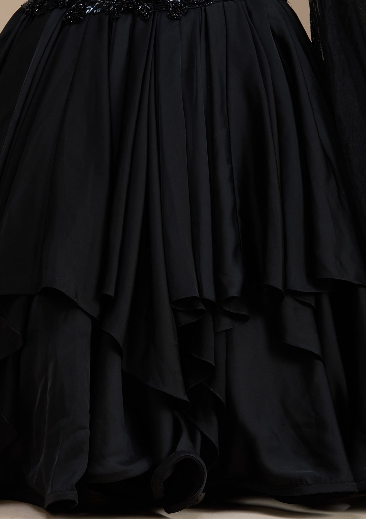 Black Sequins Satin Gown-koskii